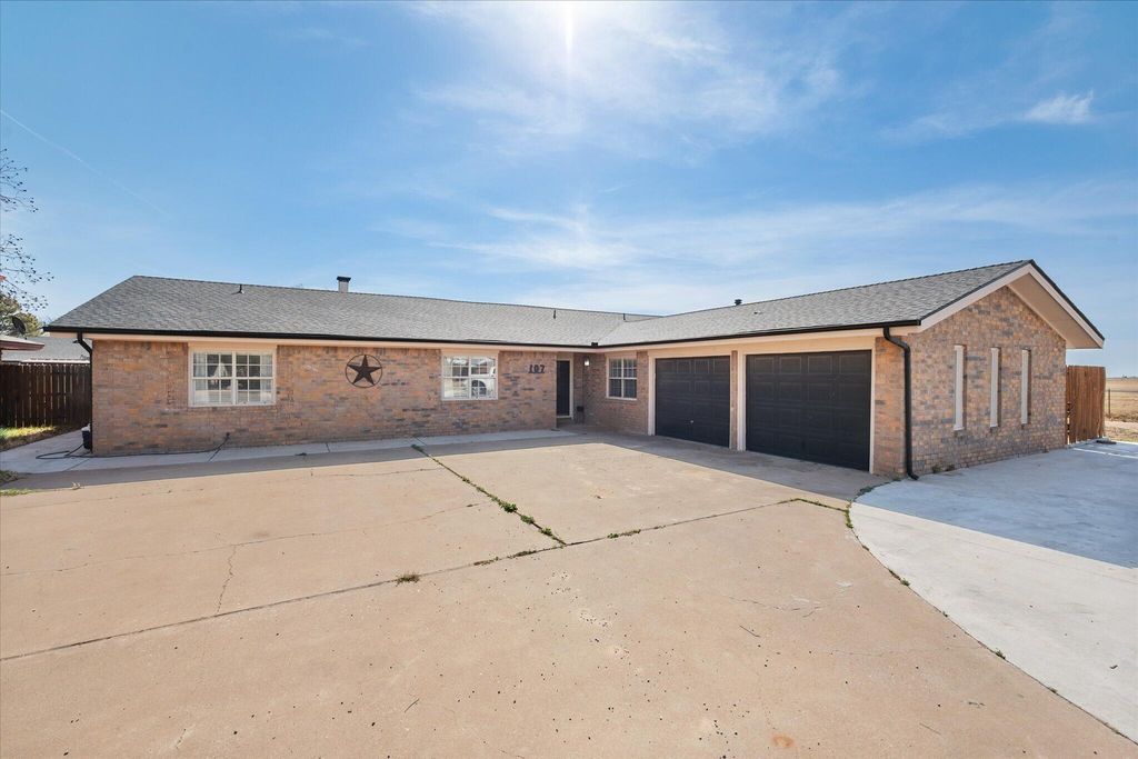 107 Holly Circle, Levelland, TX 79336
