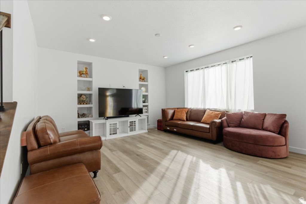 Image 7 of property listing at 4896 S SNARR HAVEN CT, Taylorsville, UT 84129
