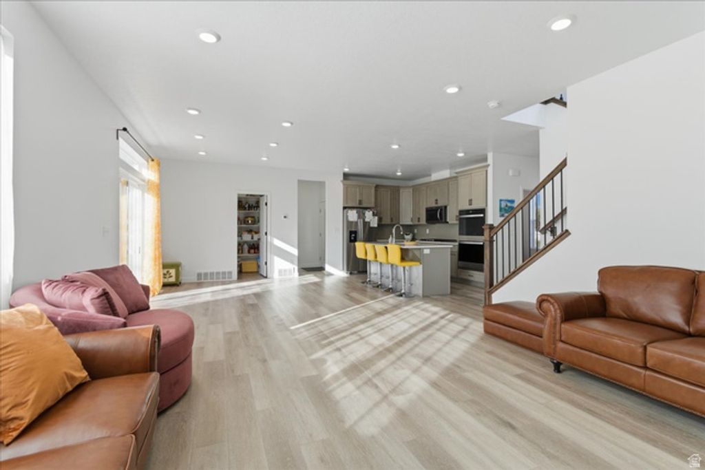 Image 8 of property listing at 4896 S SNARR HAVEN CT, Taylorsville, UT 84129