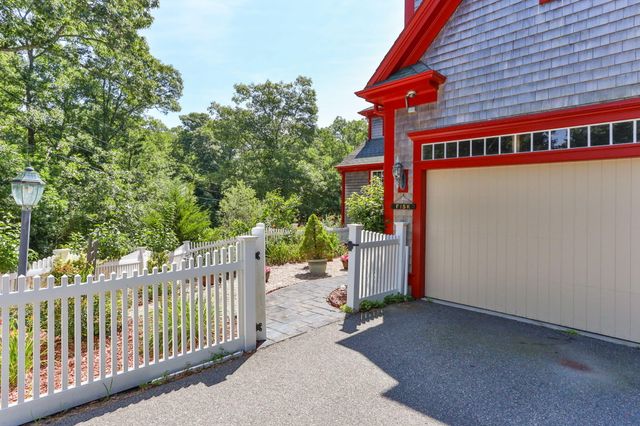 9 Horseshoe Bend Way, Mashpee, MA 02649
