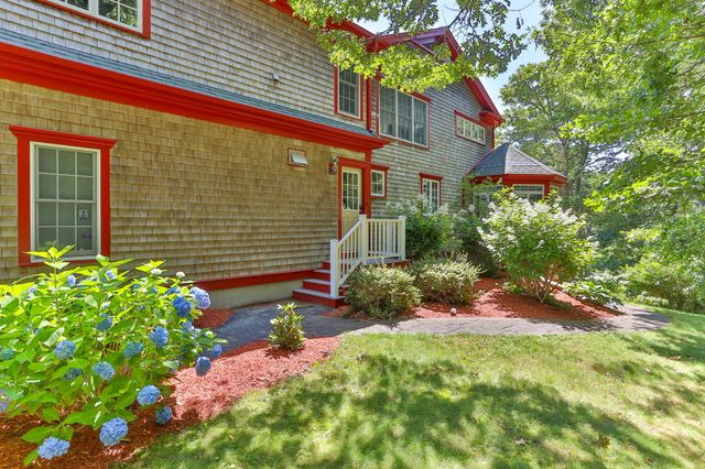 9 Horseshoe Bend Way, Mashpee, MA 02649