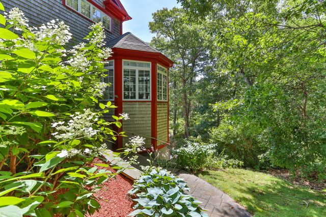 9 Horseshoe Bend Way, Mashpee, MA 02649