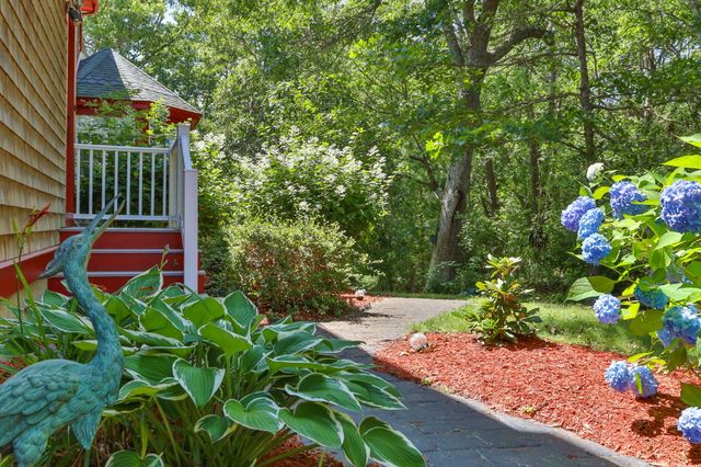9 Horseshoe Bend Way, Mashpee, MA 02649