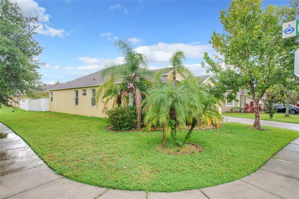 Image 4 of property listing at 4729 SPINDLETREE LANE, Orlando, FL 32829