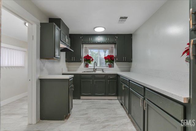 300 A Street, Bakersfield, CA 93304