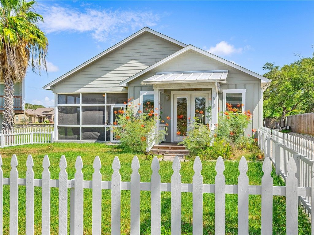 513 Traylor Blvd, Rockport, TX 78382 — exterior