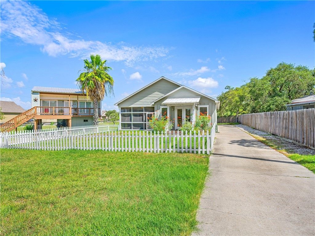 513 Traylor Blvd, Rockport, TX 78382 — photo 2