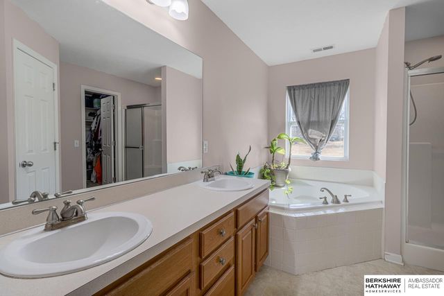 1679 Lake Ridge Drive, Plattsmouth, NE 68048