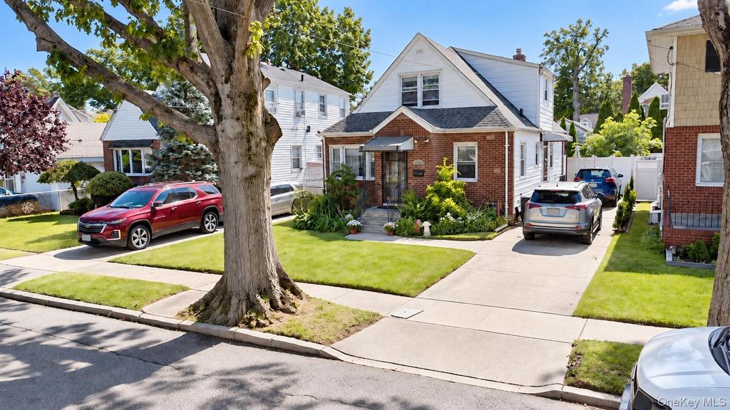 1312 Park Avenue, New Hyde Park, NY 11040 — exterior