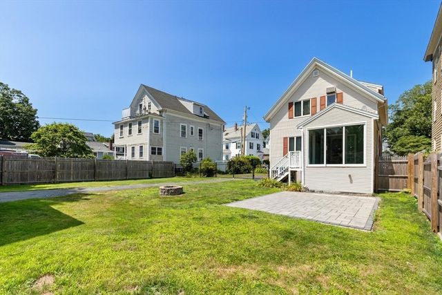 18 Willow Ave, Salem, MA 01970
