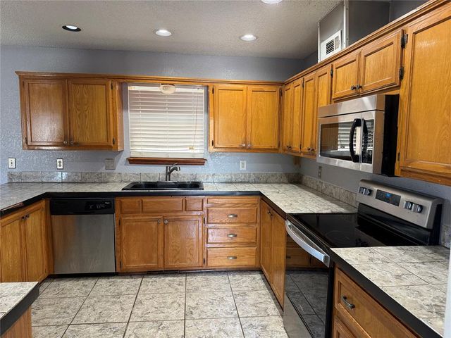 1425 NE 25th Street, Moore, OK 73160