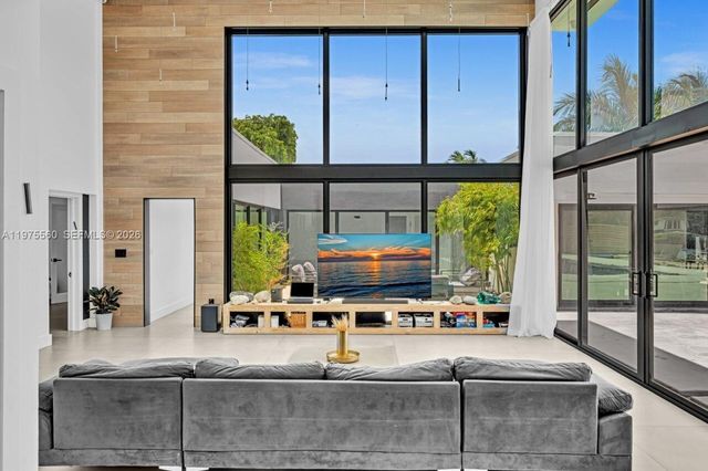 19801 NE 23rd Ave, Miami, FL 33180