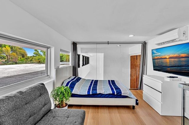 19801 NE 23rd Ave, Miami, FL 33180