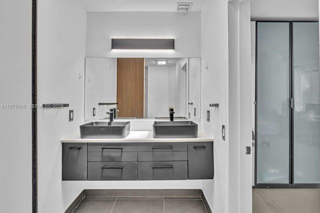 19801 NE 23rd Ave, Miami, FL 33180