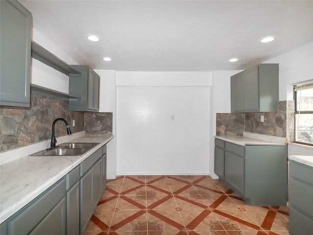 176 Barracuda Street, Bayou Vista, TX 77563
