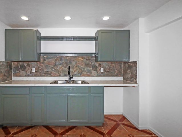 176 Barracuda Street, Bayou Vista, TX 77563