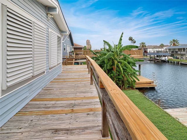 176 Barracuda Street, Bayou Vista, TX 77563