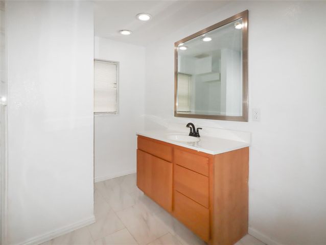 176 Barracuda Street, Bayou Vista, TX 77563