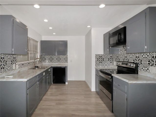 176 Barracuda Street, Bayou Vista, TX 77563