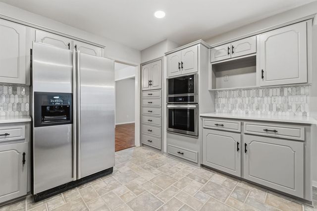 1 Club Ct, Jacksonville, AR 72076