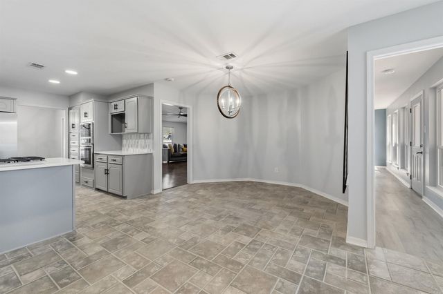 1 Club Ct, Jacksonville, AR 72076