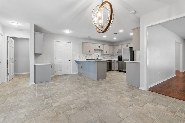 1 Club Ct, Jacksonville, AR 72076