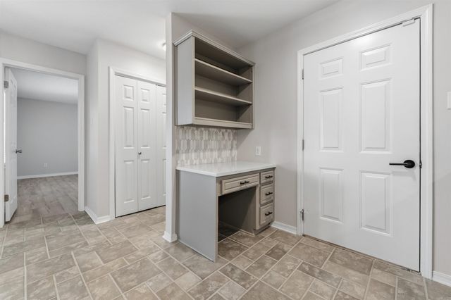 1 Club Ct, Jacksonville, AR 72076