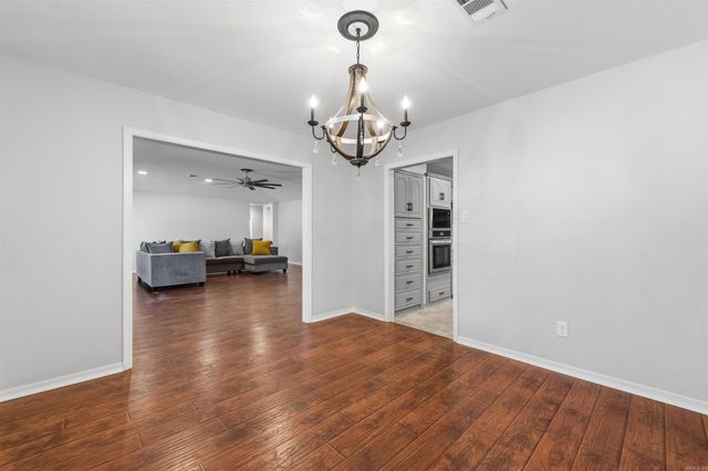 1 Club Ct, Jacksonville, AR 72076