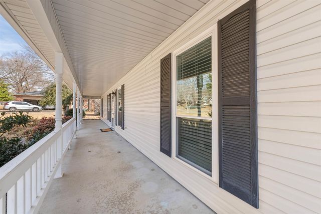 1 Club Ct, Jacksonville, AR 72076