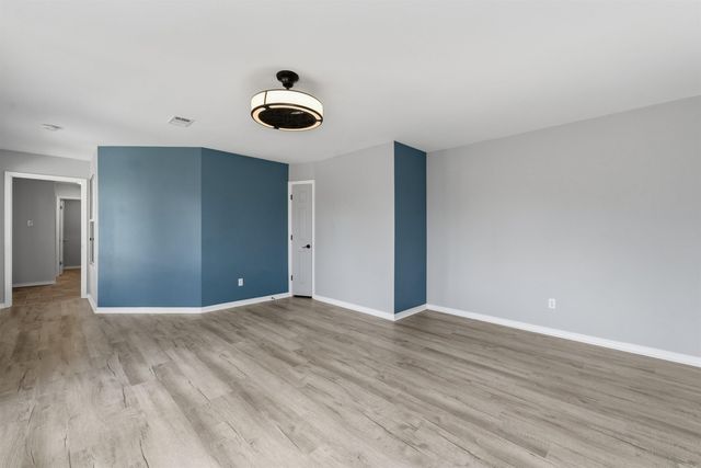 1 Club Ct, Jacksonville, AR 72076