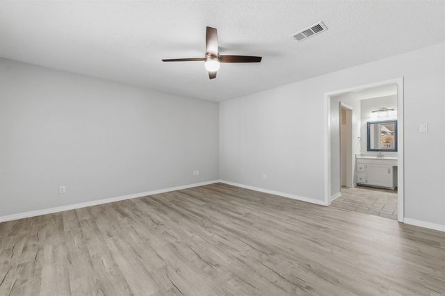 1 Club Ct, Jacksonville, AR 72076