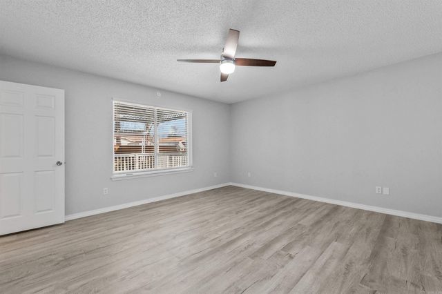 1 Club Ct, Jacksonville, AR 72076