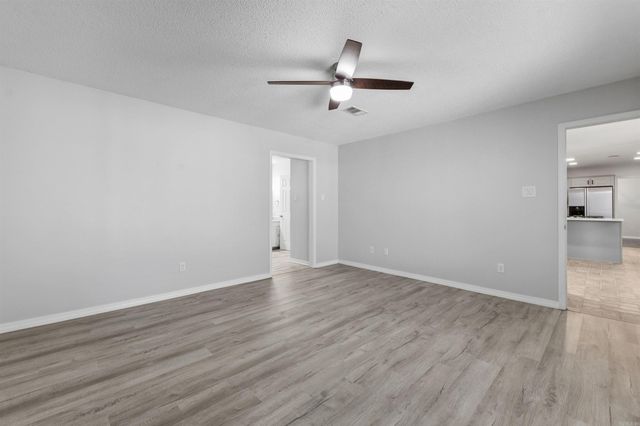 1 Club Ct, Jacksonville, AR 72076