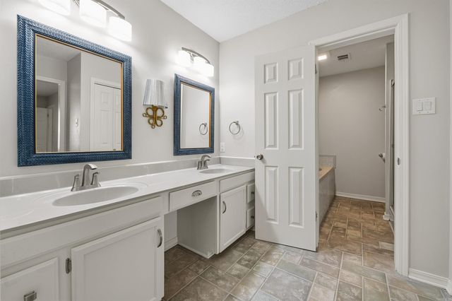 1 Club Ct, Jacksonville, AR 72076