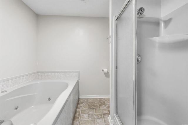 1 Club Ct, Jacksonville, AR 72076