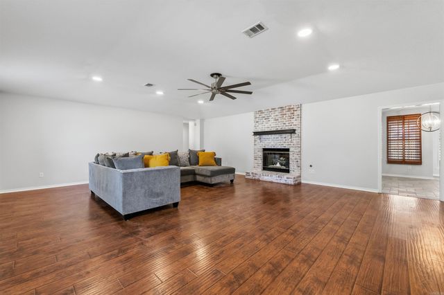 1 Club Ct, Jacksonville, AR 72076