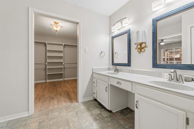 1 Club Ct, Jacksonville, AR 72076