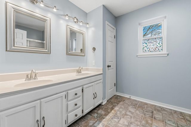 1 Club Ct, Jacksonville, AR 72076