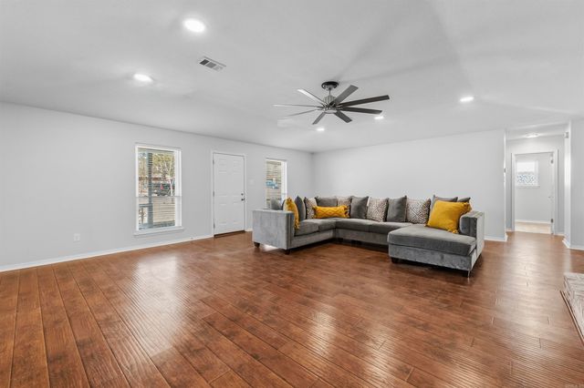 1 Club Ct, Jacksonville, AR 72076