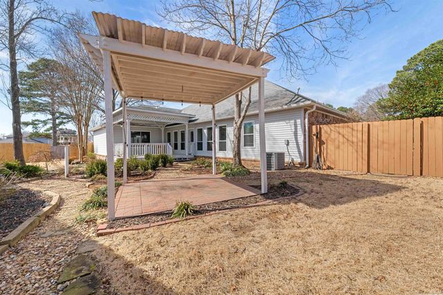 1 Club Ct, Jacksonville, AR 72076