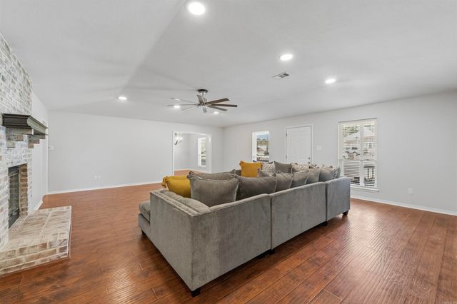 1 Club Ct, Jacksonville, AR 72076