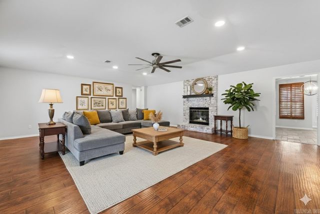 1 Club Ct, Jacksonville, AR 72076