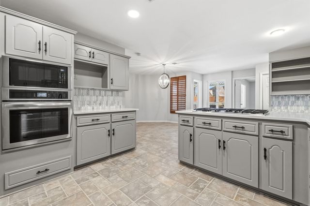 1 Club Ct, Jacksonville, AR 72076