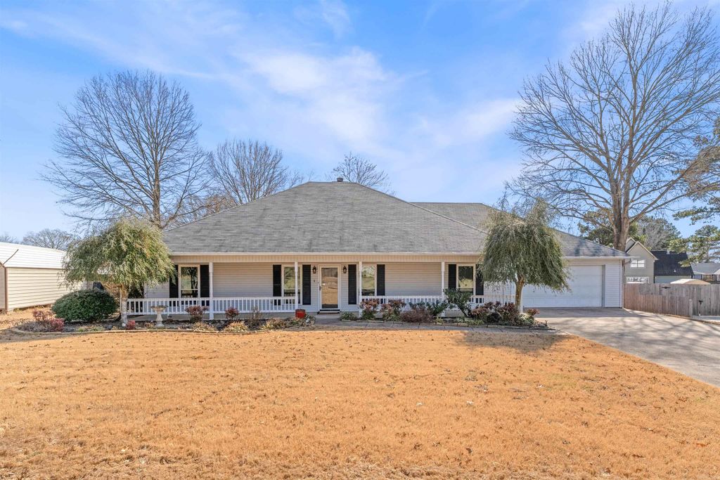 1 Club Ct, Jacksonville, AR 72076