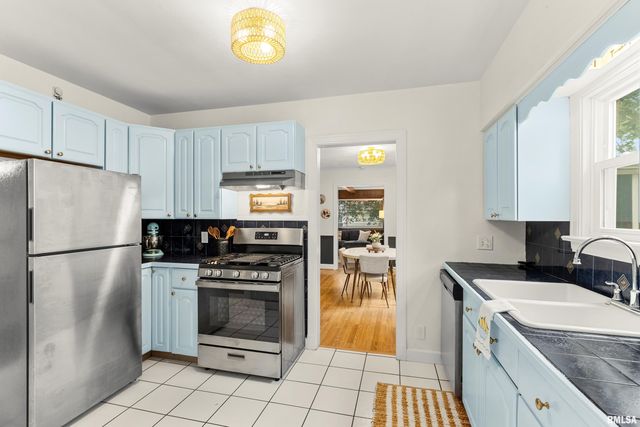 406 W FORREST HILL Avenue, Peoria, IL 61604