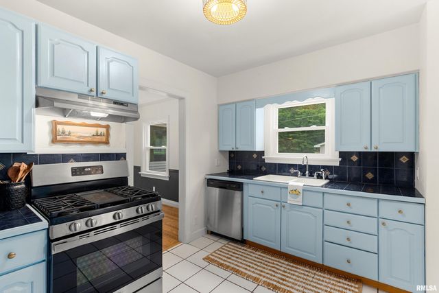 406 W FORREST HILL Avenue, Peoria, IL 61604