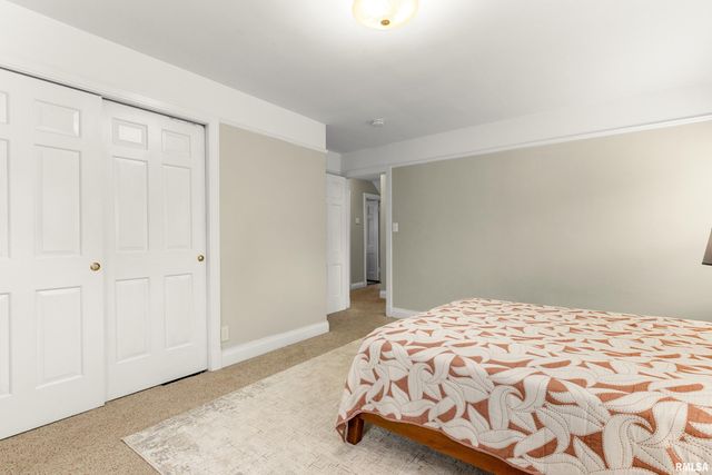 406 W FORREST HILL Avenue, Peoria, IL 61604