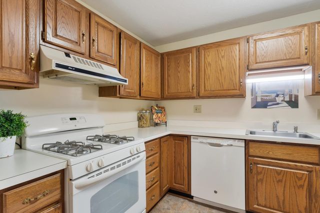 1 Victoria Dr 1, Auburn, MA 01501