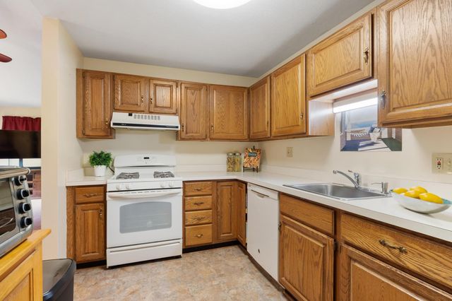 1 Victoria Dr 1, Auburn, MA 01501