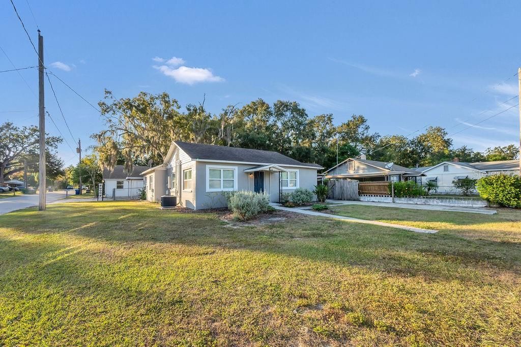 Image 2 of property listing at 1201 5TH STREET NE, Winter Haven, FL 33881